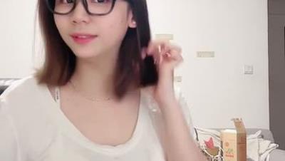 欧美型身材萝莉脸【爱吃小布丁】肥臀大奶 无毛馒头逼 道具插逼自慰 好想射她