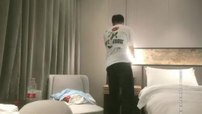 探花朗李寻欢_白衣小背心时尚靓妹，超近特写口交，床边后入侧入猛操呻吟不断