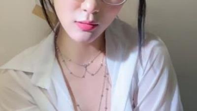 新人正宗校花下海 超级漂亮【小清宝宝】眼镜妹就是骚 带胸链 掰穴跳弹大鸡巴道具自慰 爽