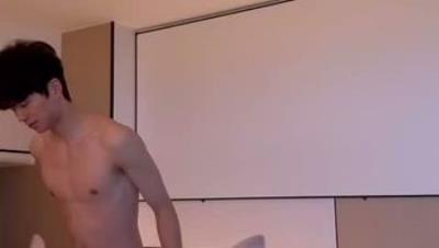 火爆全网的露脸性爱视频，大奶学姐和体育生学弟闹分手被爆性爱私拍三部曲完整版(3V)