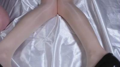 顶级美鲍魅魔【小桃】最新VIP群作品，红底高跟肉丝骑乘被射在脚上，高清无水印原版