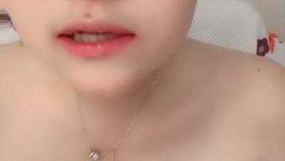 F奶丰满女大生【樱桃大丸子】露脸性爱啪啪自摸~甩奶狂干~超级大骚杯