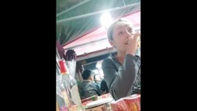 川渝地区「花臂龙虾妹」大神请了一顿龙虾，妹子狂拍照开了三天房，干了七炮之前这妹子流出过一些，本期非常完整，带生活视频