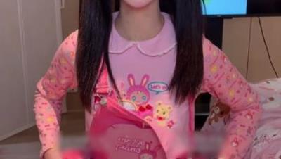极品清纯神颜嫩妹【金币崽】最新千元定制作品，女儿服双马尾，无毛嫩穴掰开彻底大解放输出