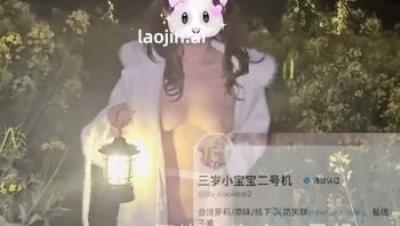 淫妻大神【三岁小宝宝】和老公在油菜花田拍露出啪啪，捂住我的嘴不让叫出声