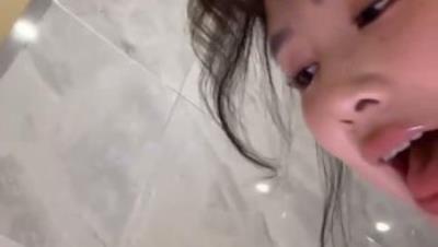 人气顶级美女【nidekikibabe】最新福利，骚穴怼镜头，脸鲍同框浴室爆菊双插喷水(2V)
