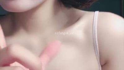 清纯单眼皮美少女【04月月曦】饱满美乳 圆圆翘臀 逼毛又黑又密很性感 主动扒逼看内穴