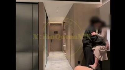 00后家养绿奴妻主、NTR资深女玩家「饭饭吖」深绿色的老公，淫妻带单男回来，龟公必须跪地迎接，有些画面是绿帽不配看的