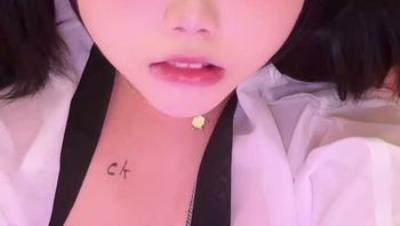 抖音清纯萝莉美少女【幸酱】对镜头脸鲍同框道具紫薇，粉粉嫩穴露出迷人