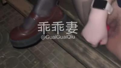 微胖女友共享、爱穿JK3P粉丝活动一场接一场「乖乖妻」黑丝去公园玩露出，椅子上自慰，舔鸡巴，跪着后入啪啪