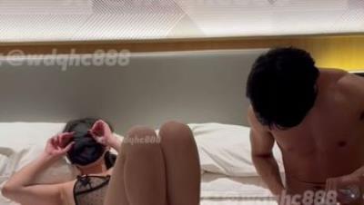 68万良家杀手「我的枪好长」红黑两套情趣的大奶妹，特意带了红黑两套情趣挨操，奶子一晃一晃的，捏着都快变形了