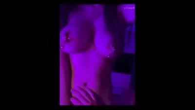 【明星流出】十八线不知名小演员【大蜜蜜】巨乳性爱XO诱惑，超级大奶一只手控不住(2V)