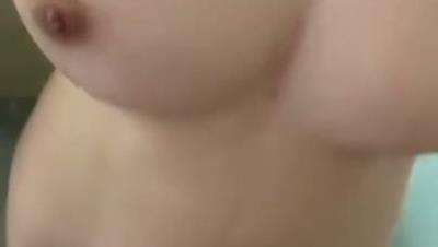 要乖哦 不听话会被爸爸打屁股哦~把清纯美少女调教成自己的肉便器 项圈狗链 喝尿 圣水 已经是一个合格的小母狗了(2V)