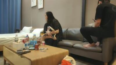 妇女收割机、胖子传媒工作室_啪啪第一场3P极品大奶人妻，一个草B一个给摆姿势，场面壮观