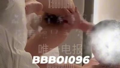 真实勾搭少妇、人妻收割机「bbboi096」骚逼少妇在床上未免有点太享受了，整个人都被我操麻了要做完后瘫软在床上