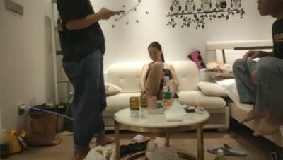 妇女收割机、胖子传媒工作室_啪啪第一场约来熟女人妻，苗条身材让兄弟出马猛干